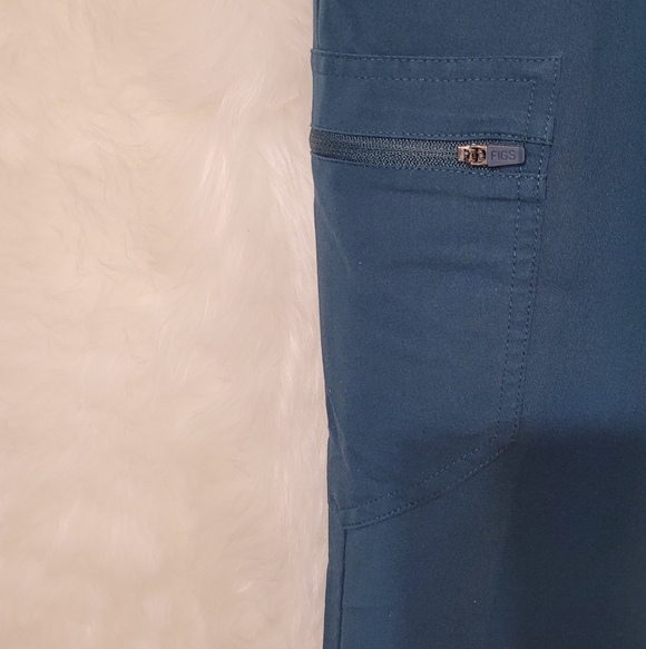 FIGS Jogger Teal Scrub Set - Picture 9 of 10